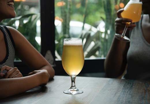 Biere blonde dans un verre